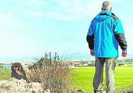 Un técnico del Ministerio inspecciona cultivos en el entorno del Mar Menor.