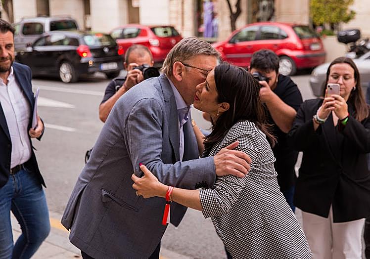 El president, Ximo Puig, y la alcaldesa de Orihuela, Carolina Gracia, se saludan a la entrada del Casino.