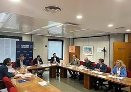 El candidato del PP a la alcaldía de Murcia, José Ballesta durante su encuentro con representantes de Croem.