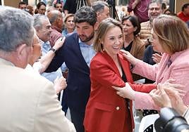Miras y Gamarra saludan a simpatizantes y afiliados del PP a su llegada al acto celebrado en Lorca.