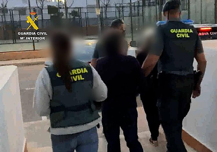Imagen principal - Detenidos y efectos incautados por la Guardia Civil.