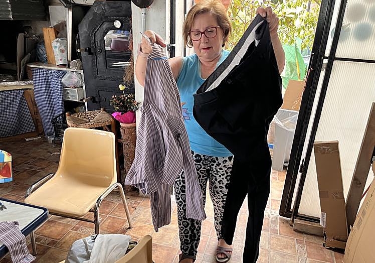 Preparación de una camisa y pantalón, que posteriormente serán cosidas entre sí. Una vez unidas, simulan la piel de un mayo.