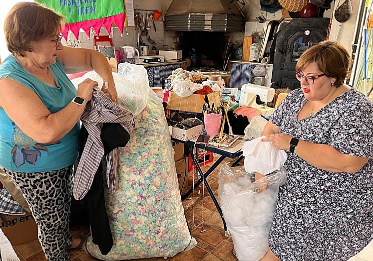 Inés Egea rellena el cuerpo del mayo de gomaespuma, mientras que Inés Serrano usa fibra textil para dar forma a la cabeza.