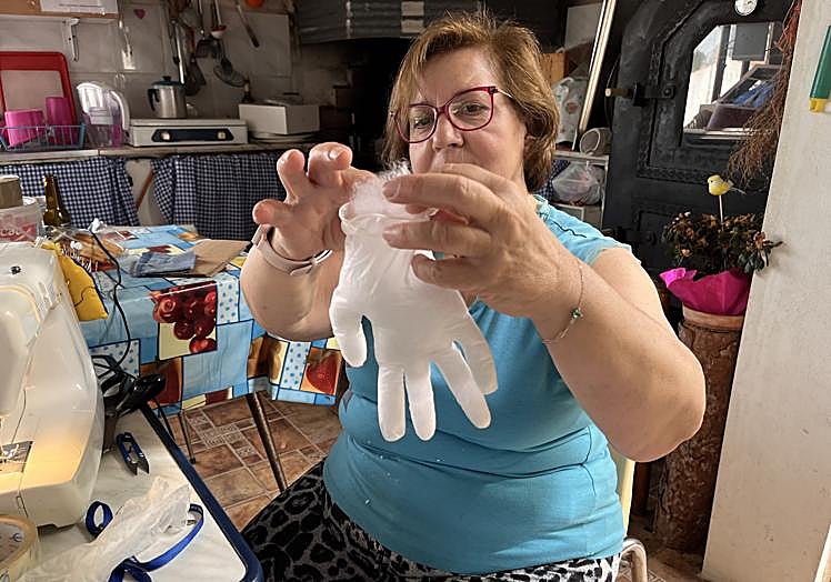 Un guante relleno de fibra textil será una de las manos del pelele.