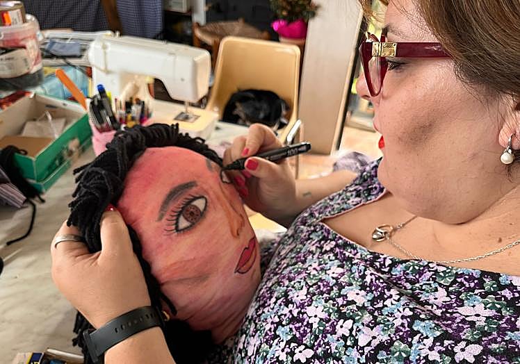 Inés Serrano da los últimos detalles a los rasgos del futuro mayo.