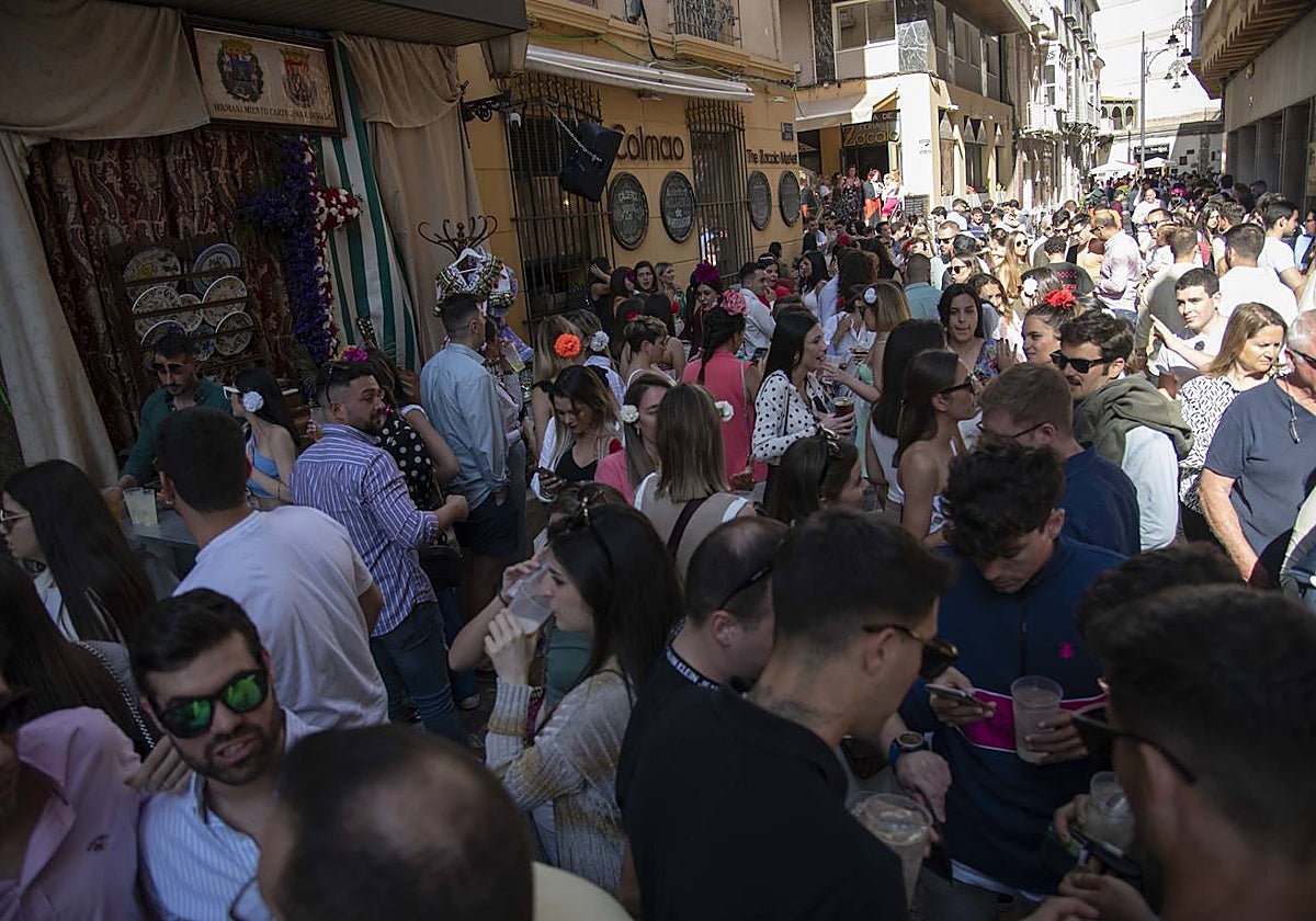 La calle Honda, repleta de gente, durante las cruces de 2022.