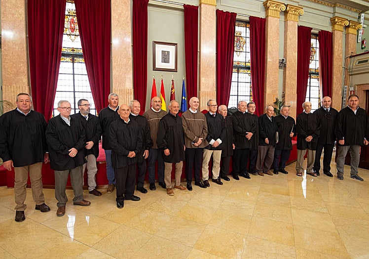 Miembros de los cuatro tribunales de aguas consuetudinarios posan en el Salón de Plenos con sus características camisolas.