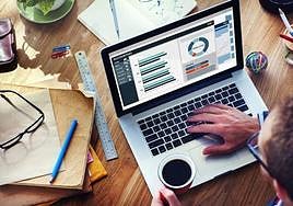 Un hombre trabaja con gráficos.