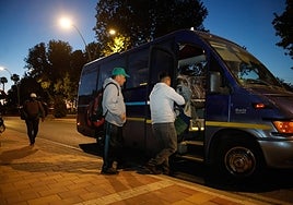 Jornaleros de Lorca, subiéndose a la furgoneta ayer antes de salir a trabajar a una finca.