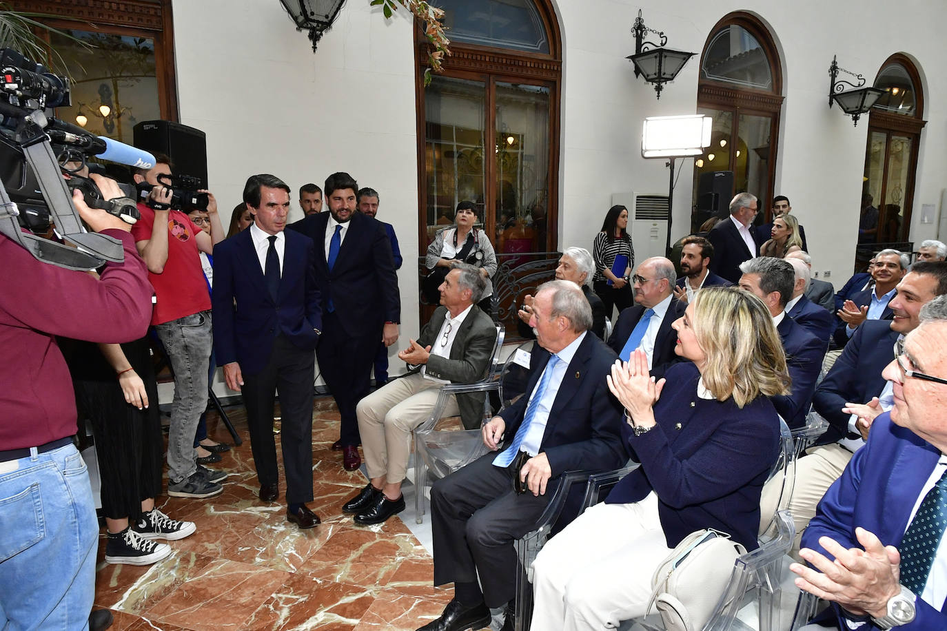 El acto de Aznar y López Miras en el Casino de Murcia, en imágenes