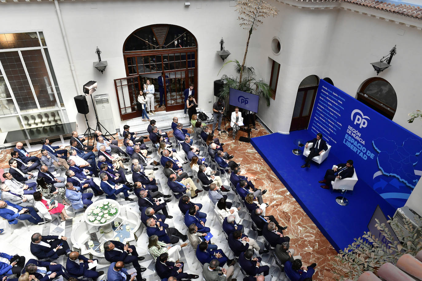 El acto de Aznar y López Miras en el Casino de Murcia, en imágenes