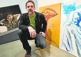 El artista Claudio Aldaz con tres versiones de los jinetes del apocalipsis.