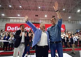 José Antonio Serrano, José Vélez y Pedro Sánchez, este sábado, en el acto celebrado en Murcia.