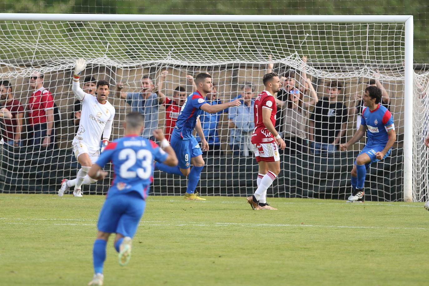 La derrota del Real Murcia frente al Amorebieta, en imágenes