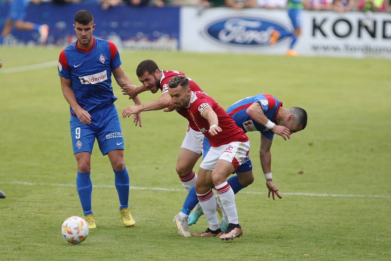 La derrota del Real Murcia frente al Amorebieta, en imágenes