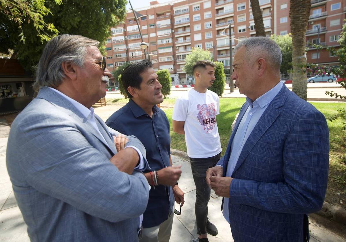 Felipe Moreno, a la derecha, charla con el ex grana Dani Aquino ante la atenta mirada del consejero Antonio Pedreño.