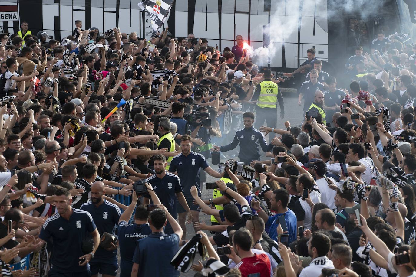 Los jugadores del Cartagena llegan al Cartagonova arropados por una marea albinegra