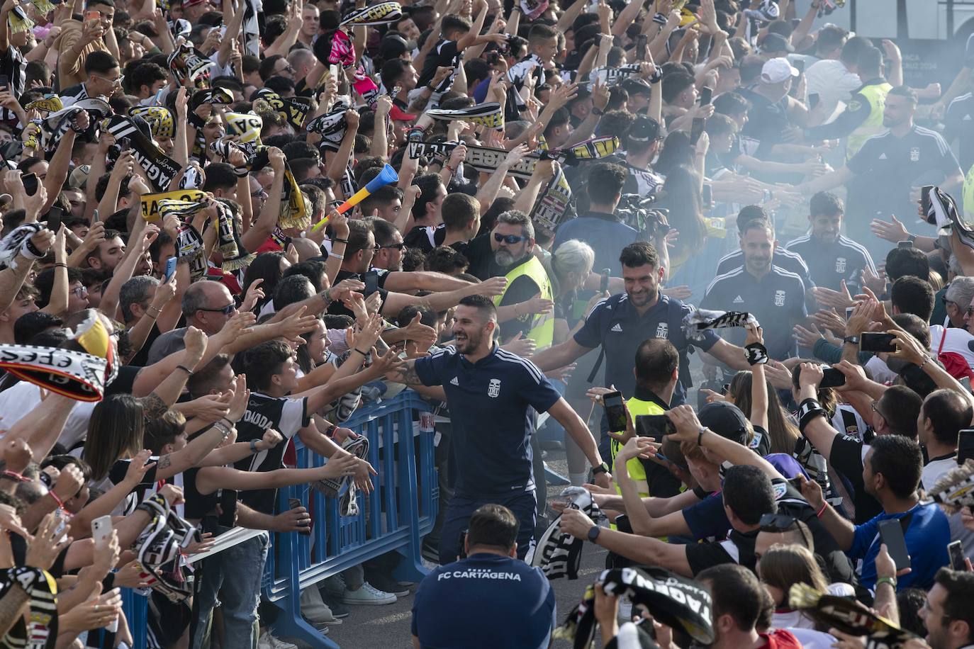 Los jugadores del Cartagena llegan al Cartagonova arropados por una marea albinegra