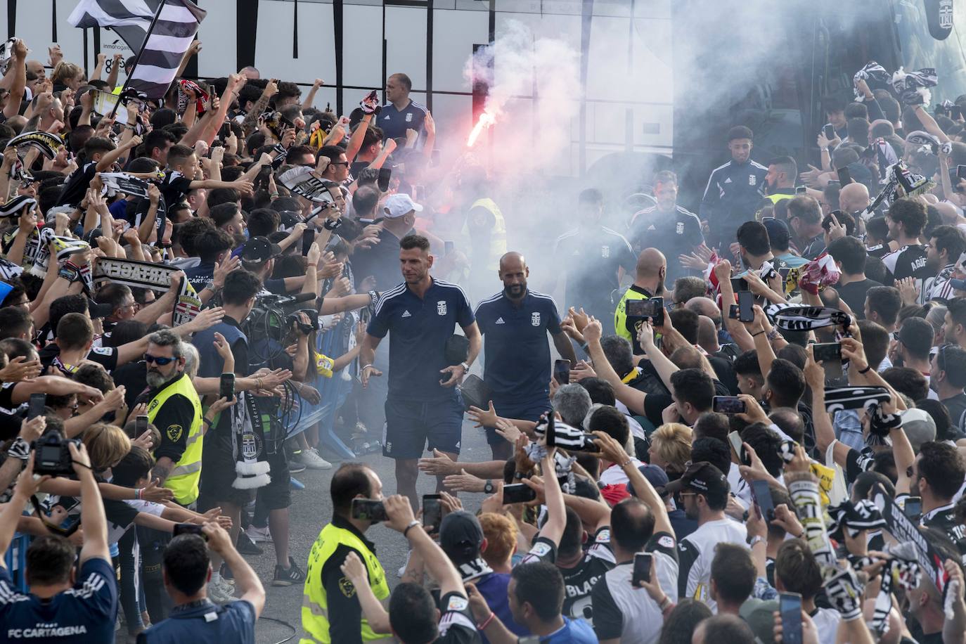 Los jugadores del Cartagena llegan al Cartagonova arropados por una marea albinegra