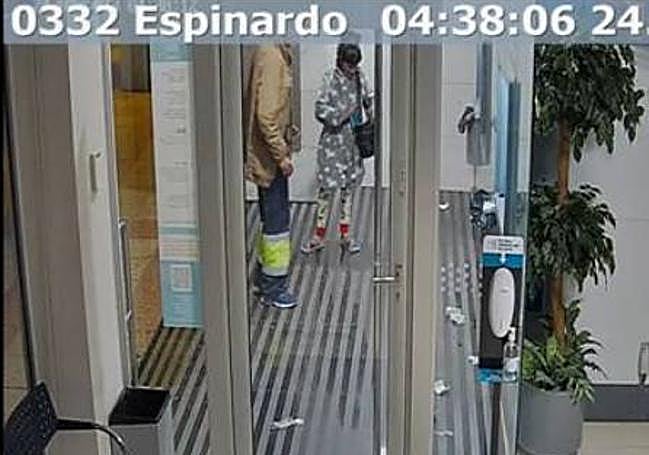 La cámara de seguridad de una oficina bancaria capta al denunciante cuando acude a sacar dinero junto a una de las detenidas.