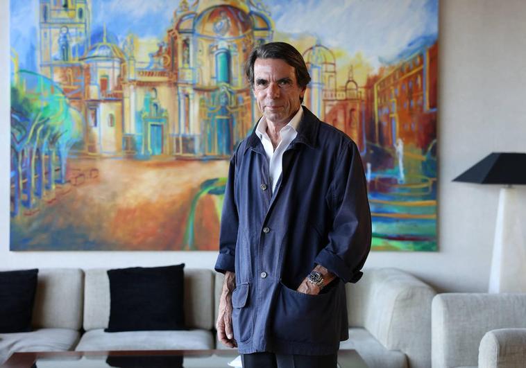 José María Aznar, el pasado viernes, ante un cuadro de Muher, en el vestíbulo del hotel Nelva de Murcia.