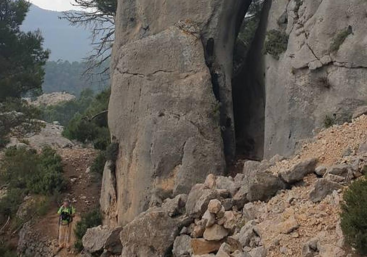 Restos de un sendero junto a la roca del Gigante.