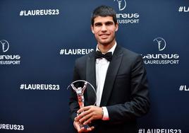 Alcaraz posa con su galardón de los premios Laureaus.