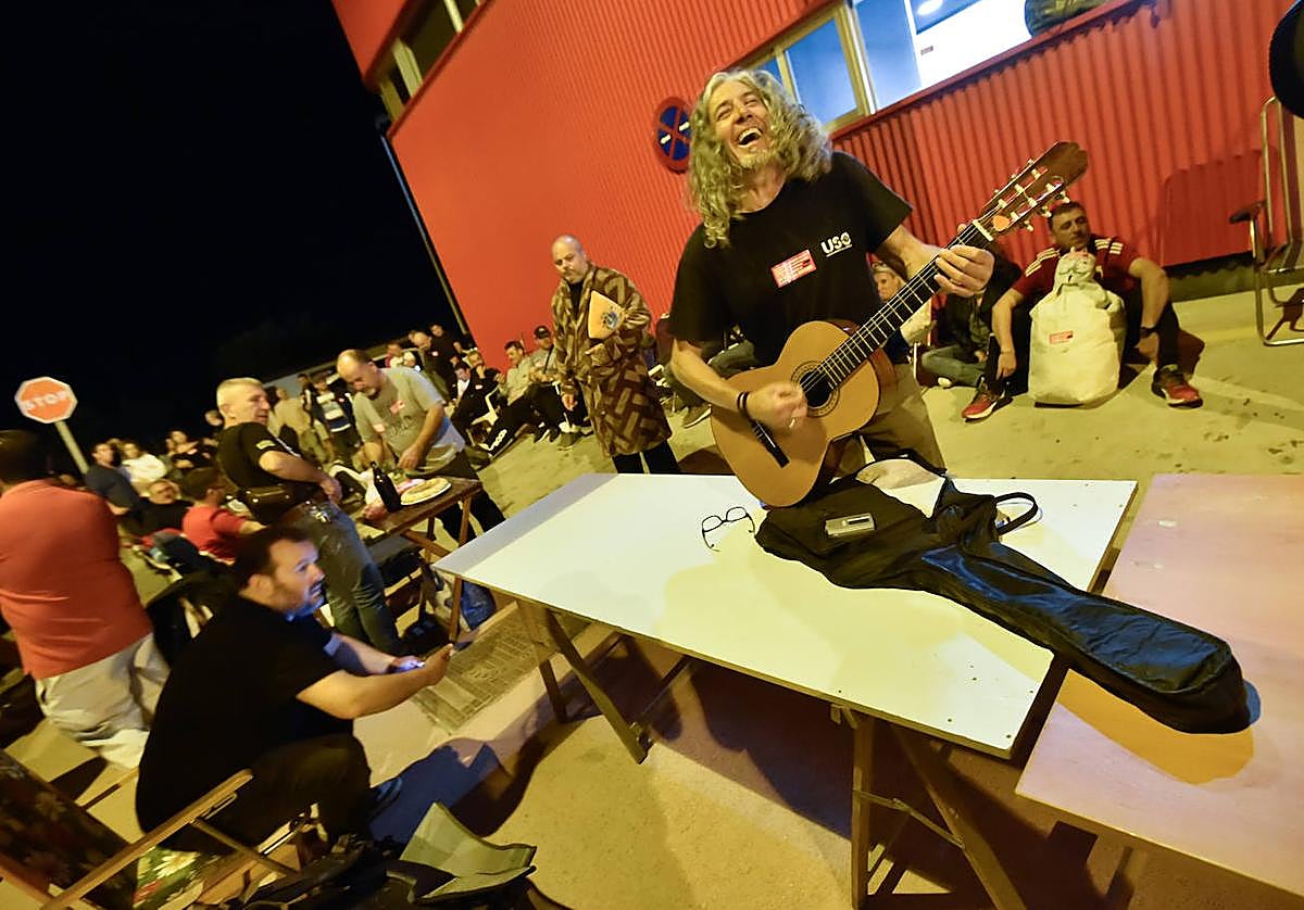 Las imágenes de la acampada de la plantilla de los &#039;coloraos&#039; en Murcia