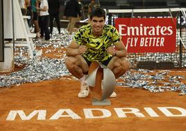 Carlos Alcaraz junto al trofeo del Madrid Open.