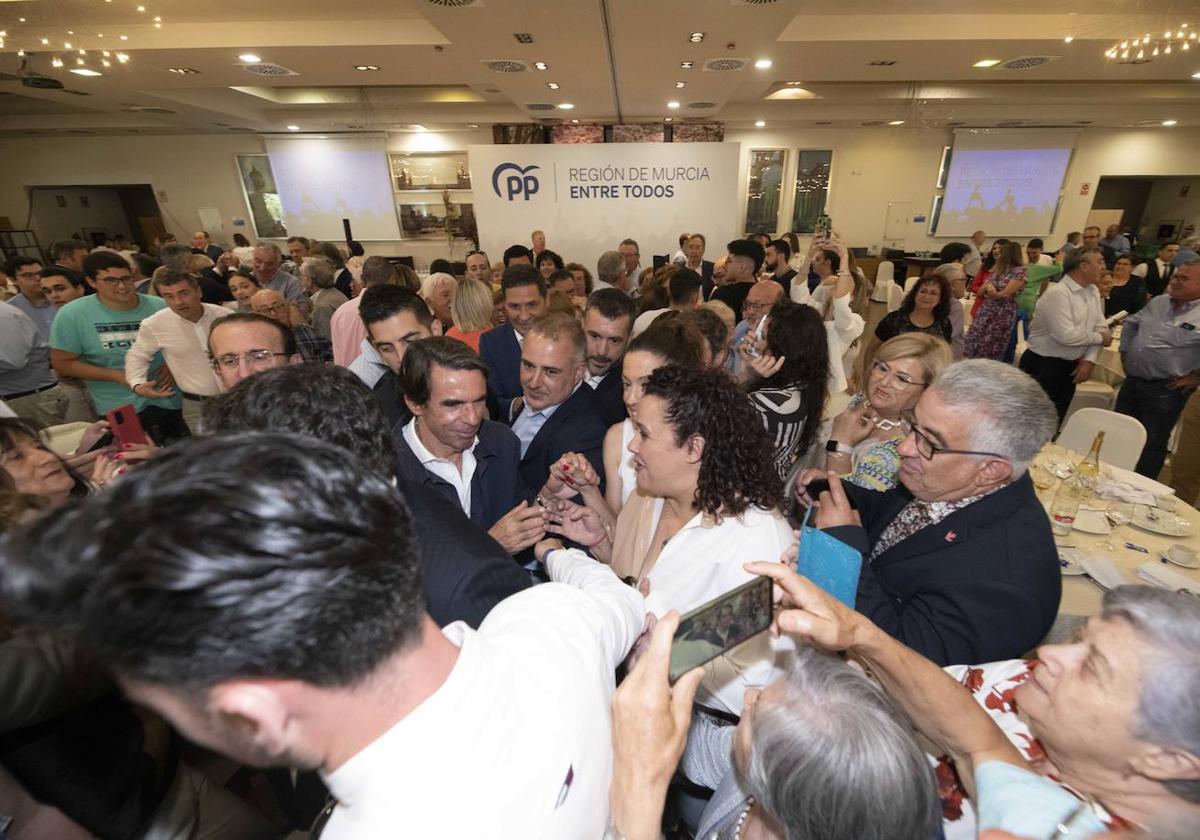 Aznar, rodeado de militantes y simpatizantes en el mitin-almuerzo del pasado viernes en Torre Pacheco.