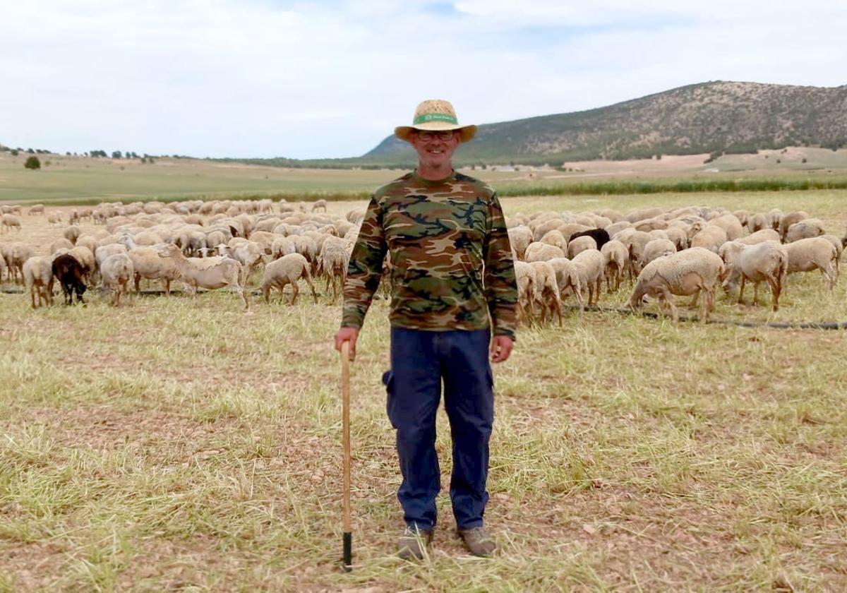 Miguel Ángel Cánovas con sus ovejas en el campo de Caravaca.