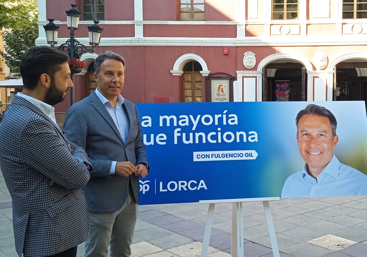 Gil junto al cartel de la campaña electoral del PP acompañado por el número tres de la lista, Juan Francisco Martínez.