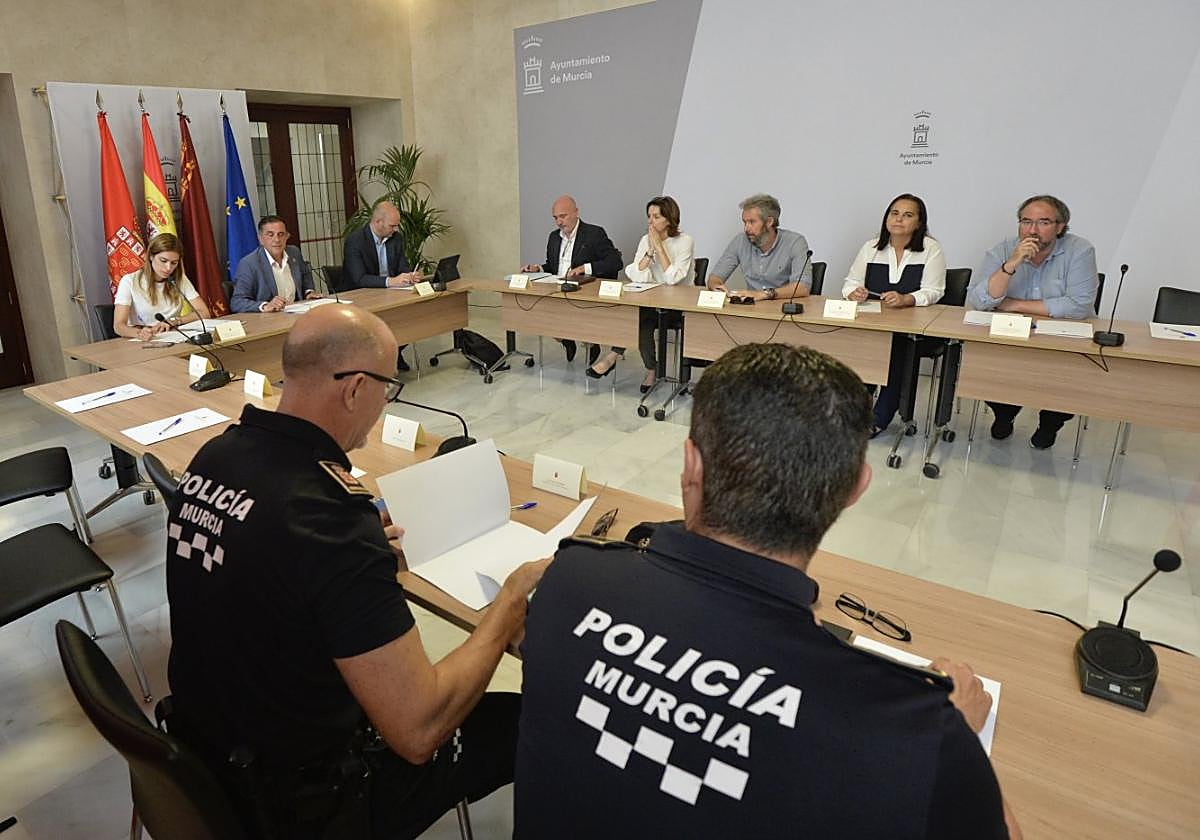 La reunión se celebró ayer en el Ayuntamiento.