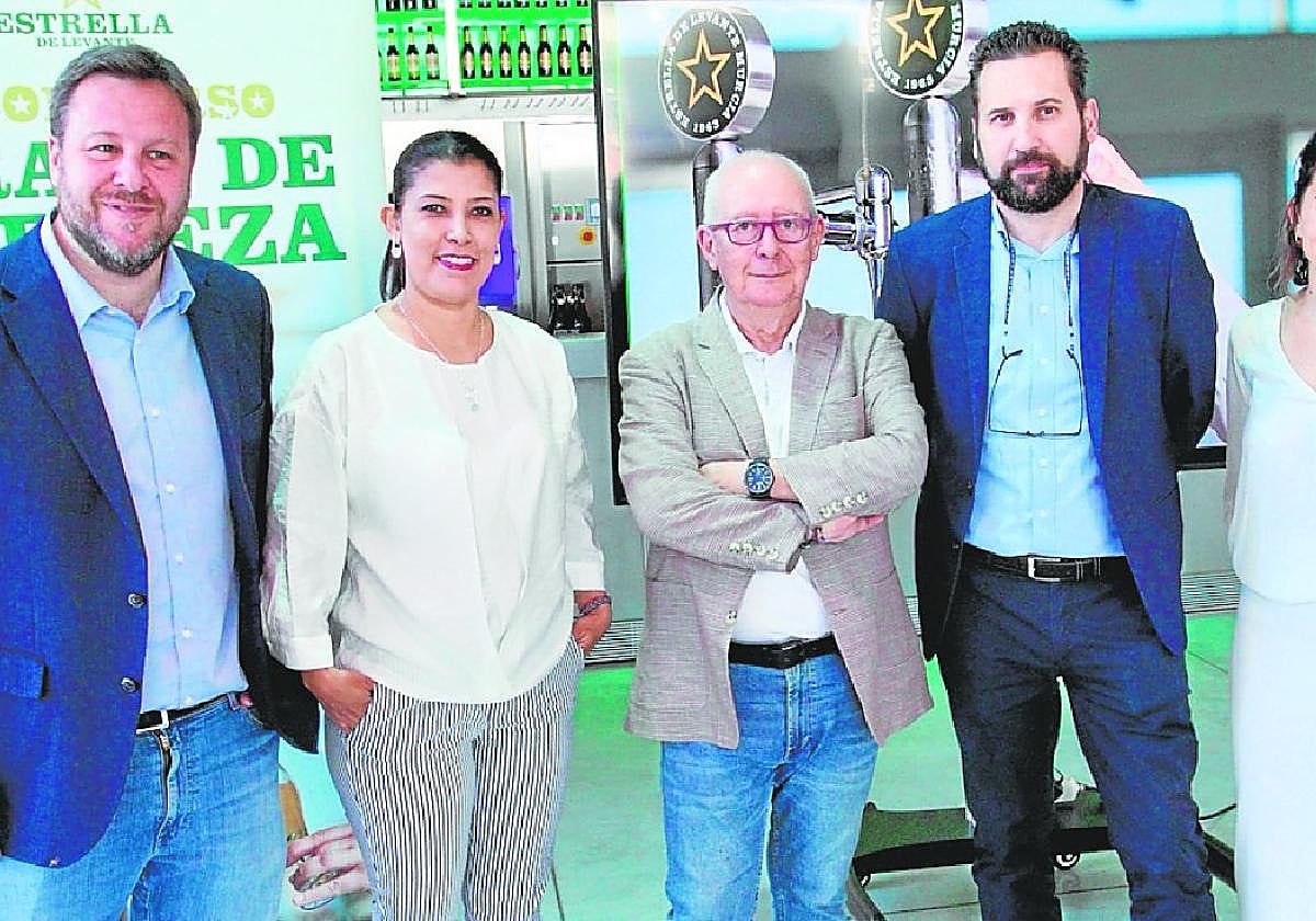Presentación del II Concurso de Tiraje de Cerveza Estrella de Levante, ayer, en la compañía.