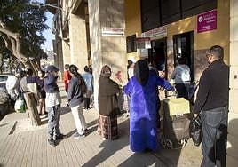 Colas en El Buen Samaritano en una imagen de archivo.