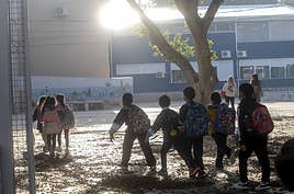 Alumnos entrando al colegio, en una imagen de archivo.