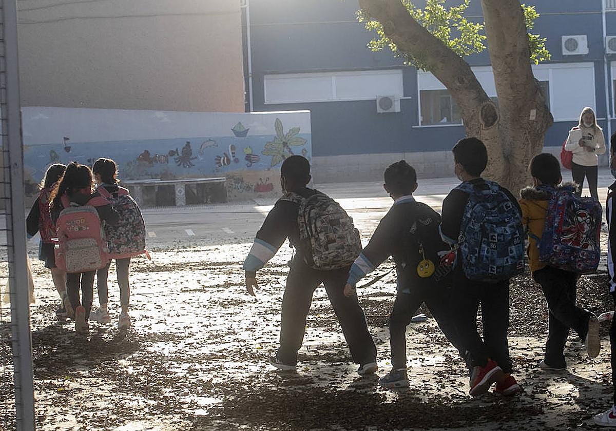 Alumnos entrando al colegio, en una imagen de archivo.