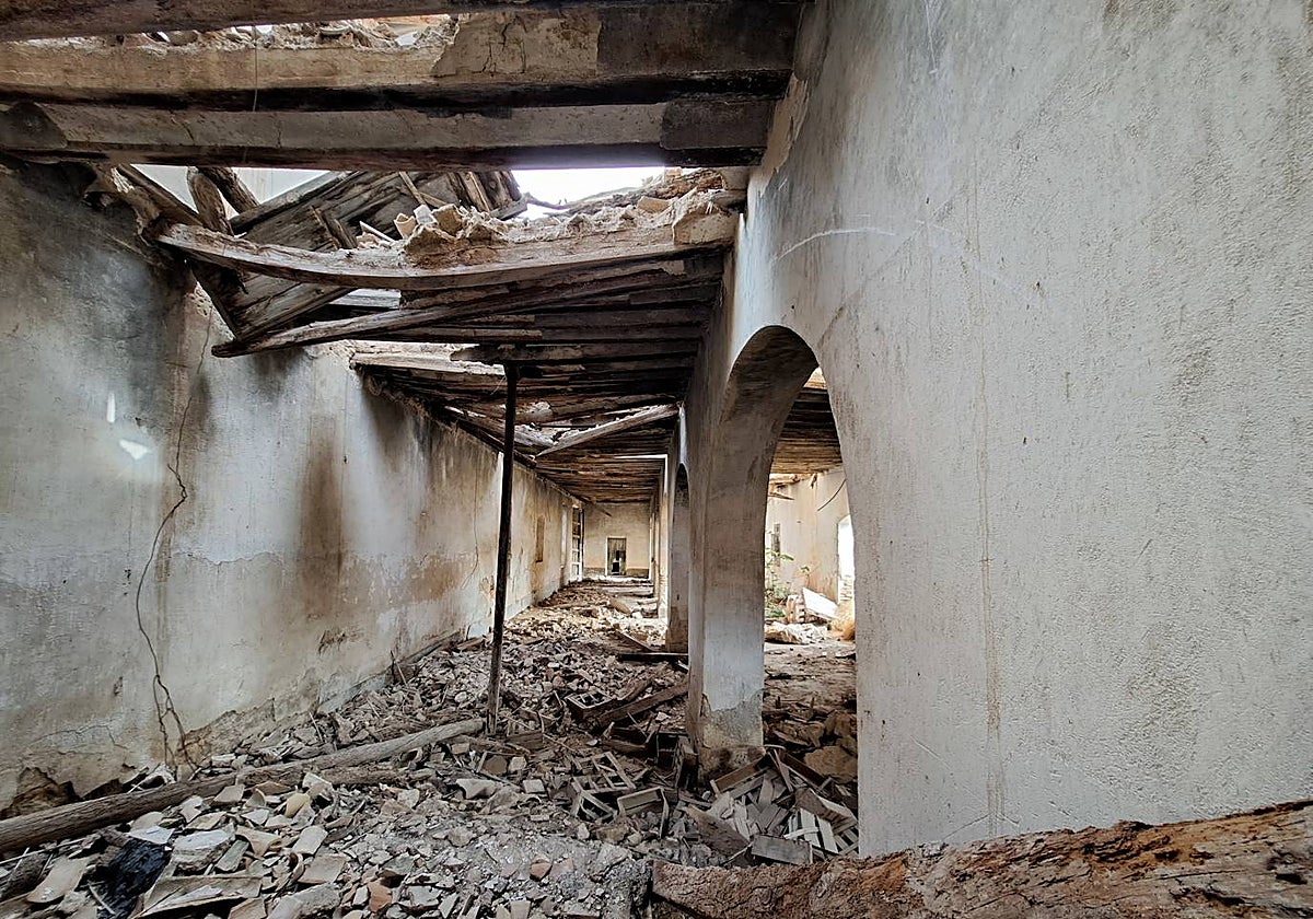 Interior del edificio de Las Posadas, donde se aprecia el estado de las cubiertas, que amenazan la estructura.