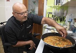Foto: Antonio de Diego da los últimos toques a un arroz de verduras y queso feta en su casa de Cartagena. En vídeo, el cocinero cuenta su historia.