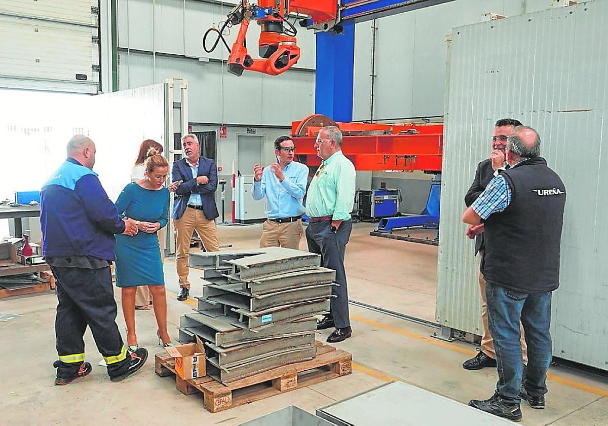 Castejón, con candidatos de Sí Cartagena, en su visita a la industria Herjimar de Los Camachos.