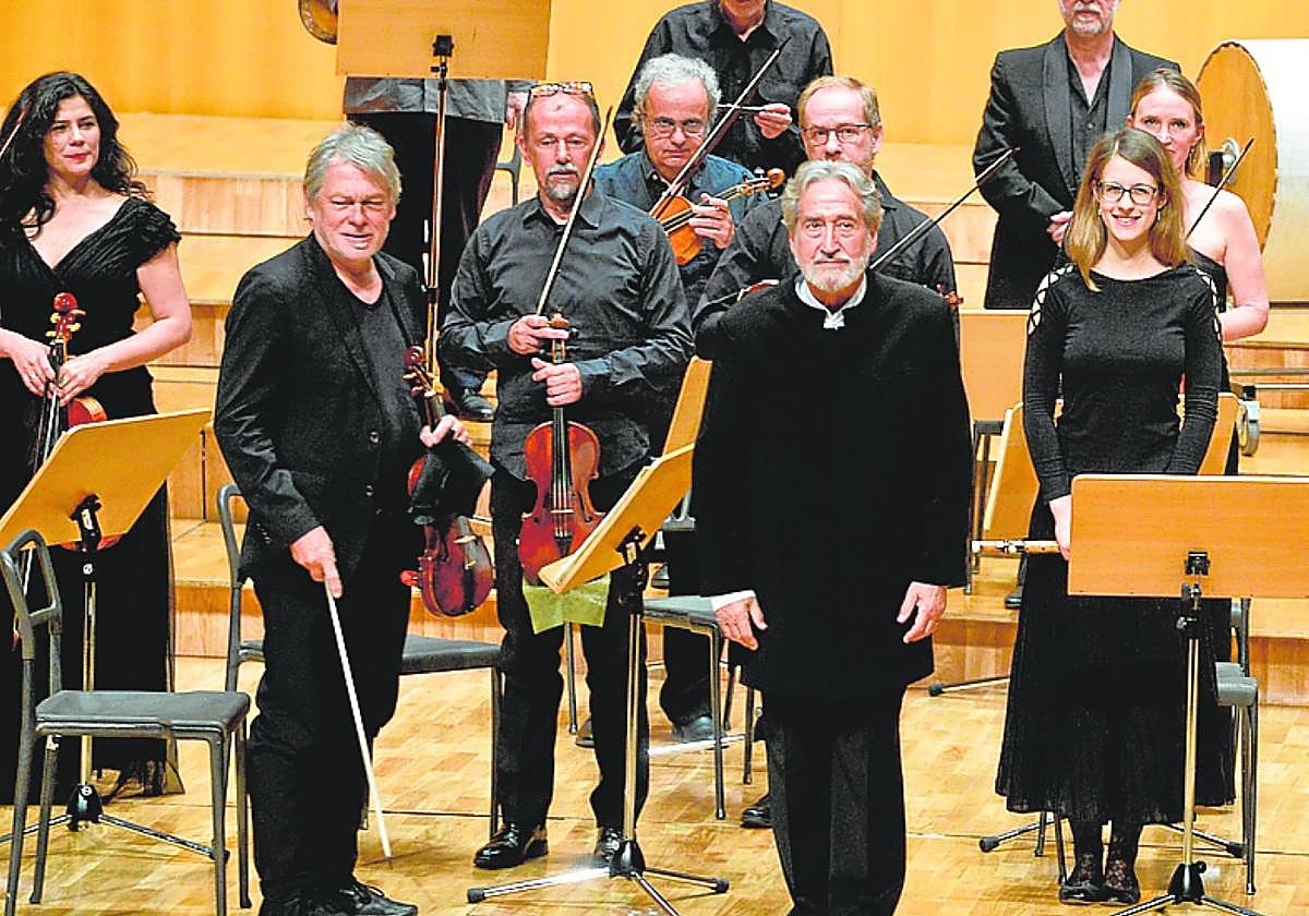 Savall en el saludo al público en el Auditorio Regional.