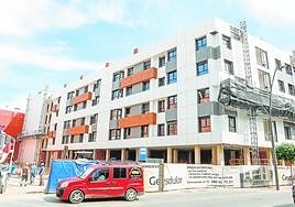 Promoción de viviendas cuya construcción está a punto de concluir en la calle Jerónimo Santa Fe.