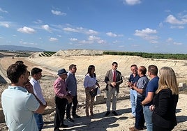 El consejero (centro), en su visita a Alguazas, este miércoles.
