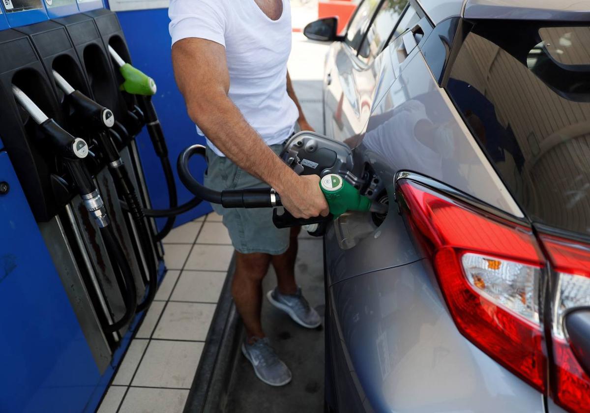 Un hombre llena el depósito de gasolina de su coche, en una imagen de archivo.