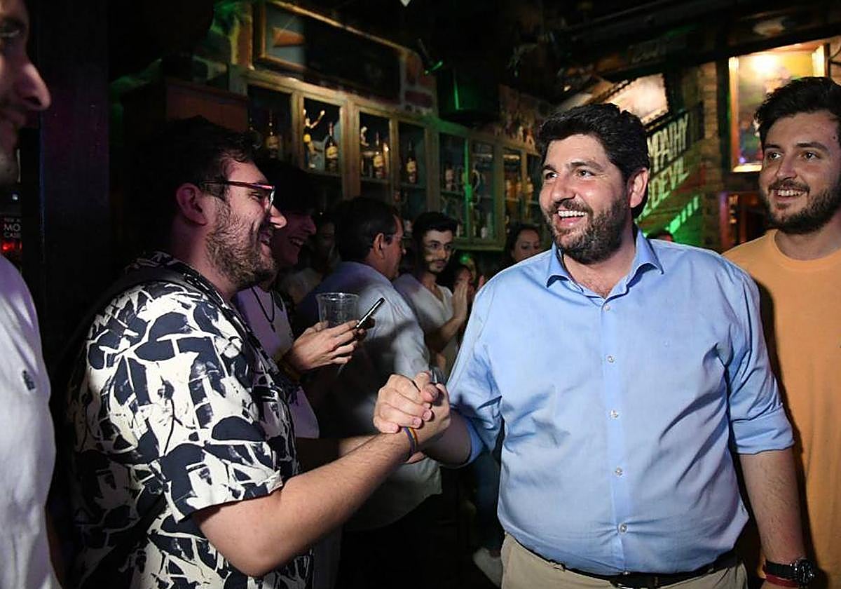 Fernando López Miras saluda a jóvenes en la Sala Revólver de Murcia.