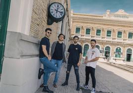 De izquiera a derecha: José Ángel Mercader, Antonio García, Daniel Sánchez y Pepe Esteban, en la estación de ferrocarriles de Cartagena.