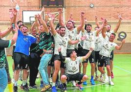 Los jugadores del Abaranera, tras proclamarse campeones de la Liga Regional.