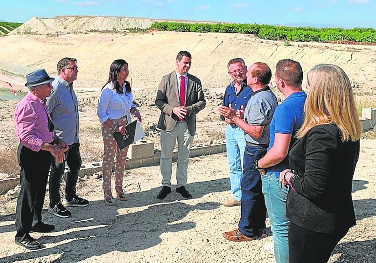 El consejero (c), ayer, en su visita a Alguazas.