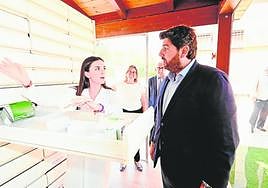 Miras visita el aula-rebotica del IES Ramón y Cajal, premio nacional.