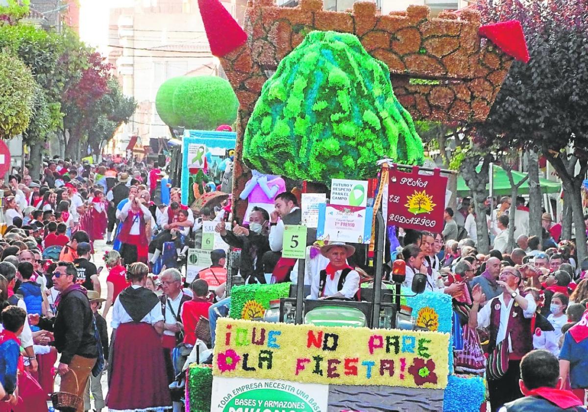 Numerosos vecinos participan en la cabalgata, durante la edición del año pasado.